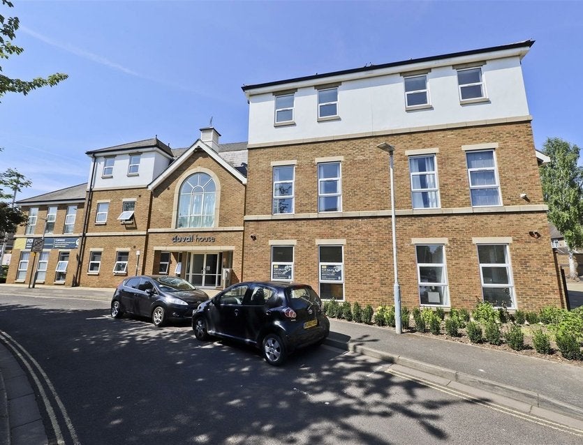 Flat Meadowlea Close in Greater London
