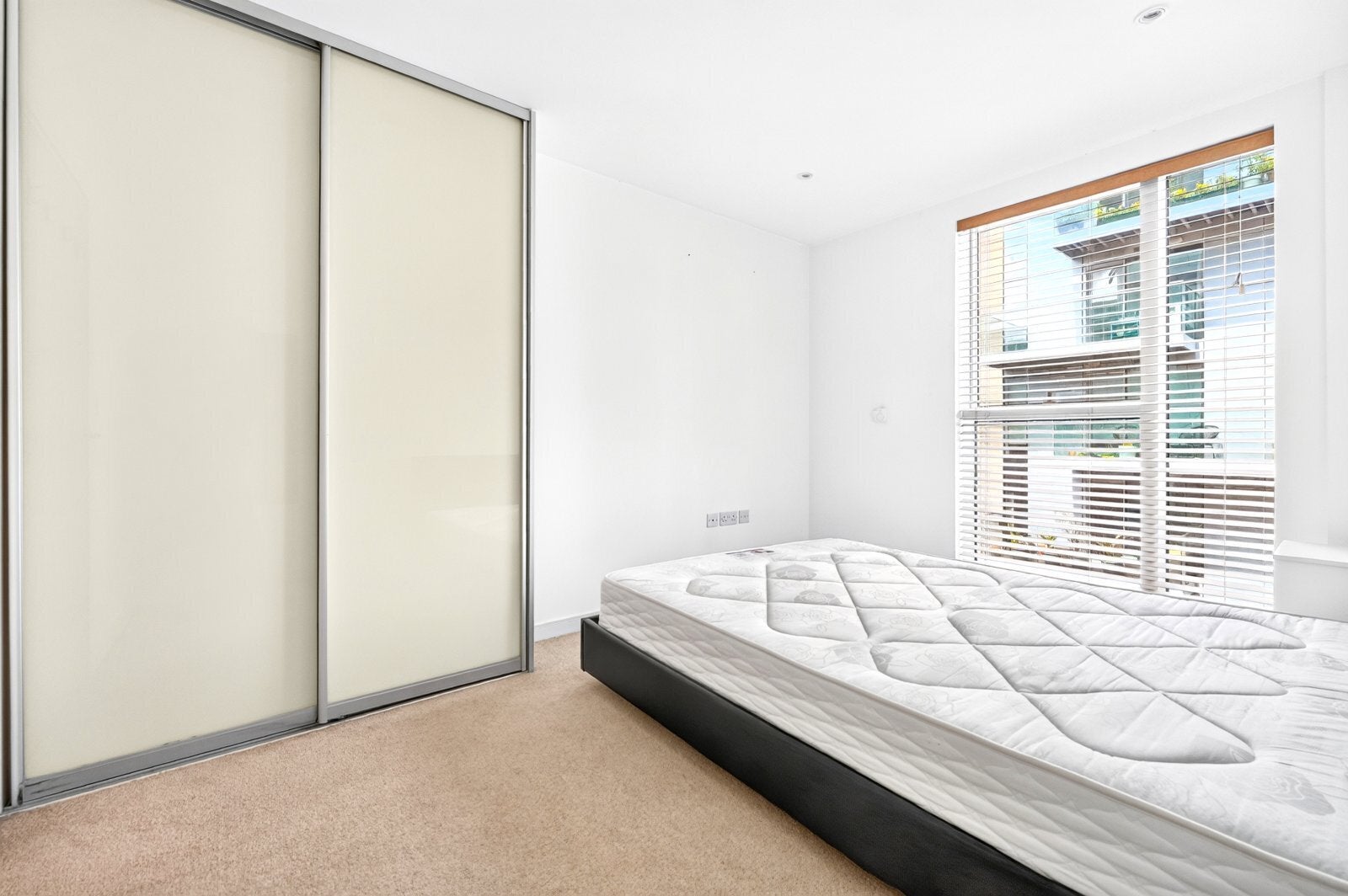 Flat Riverside Gardens in Greater London