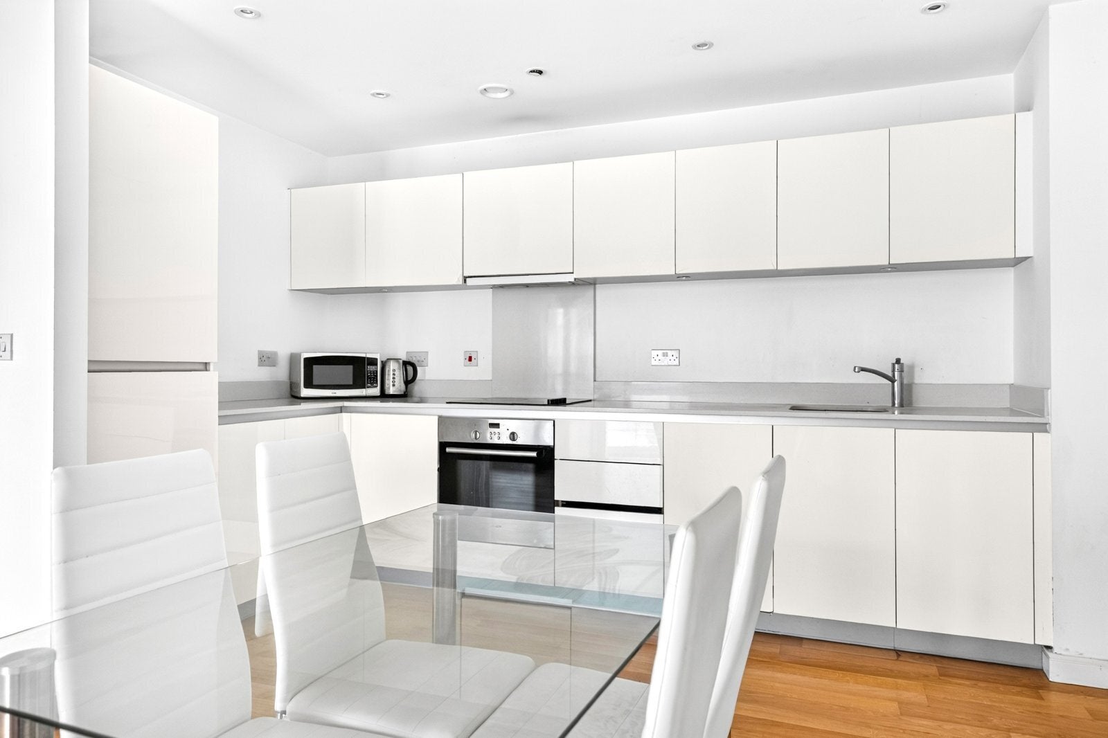Flat Riverside Gardens in Greater London
