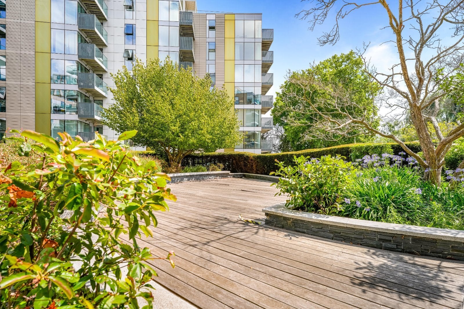 Flat Riverside Gardens in Greater London