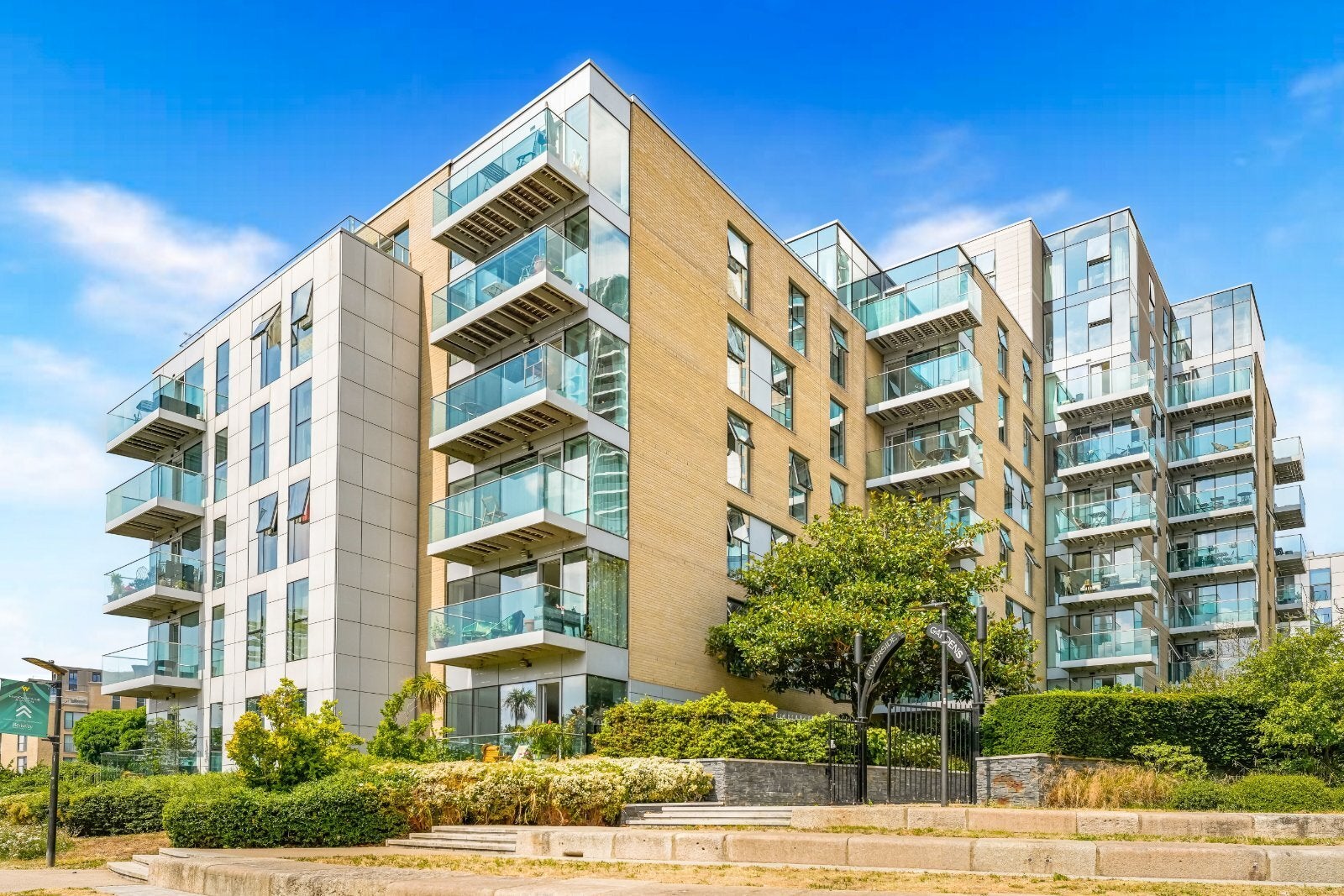 Flat Riverside Gardens in Greater London
