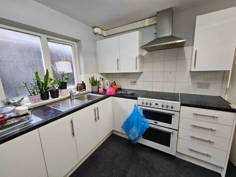 Room Harlesden Road in Greater London