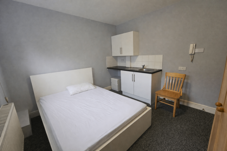 Room Harlesden Road in Greater London