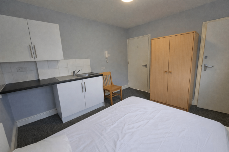 Room Harlesden Road in Greater London