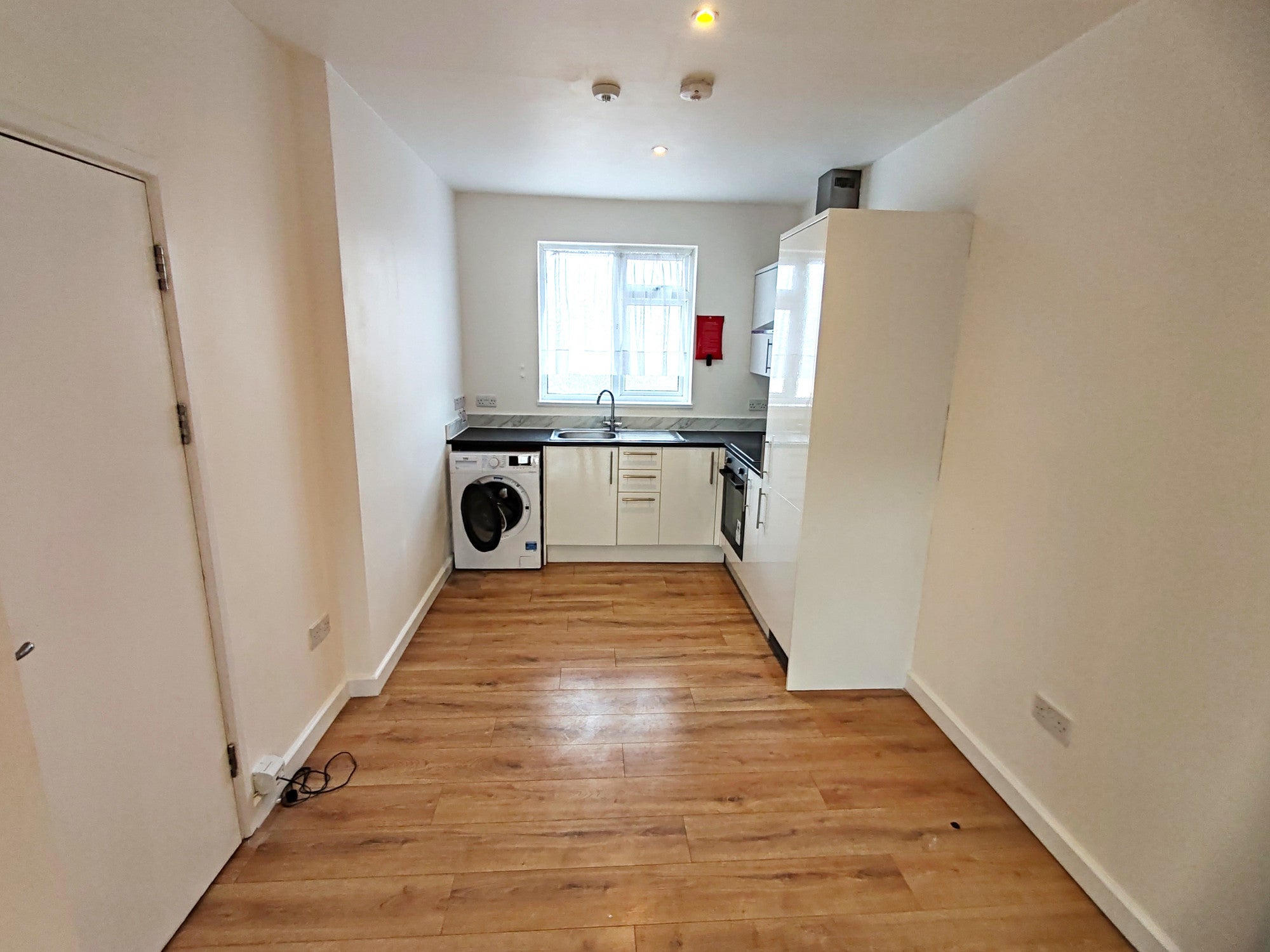 Flat Eastern Avenue in Greater London