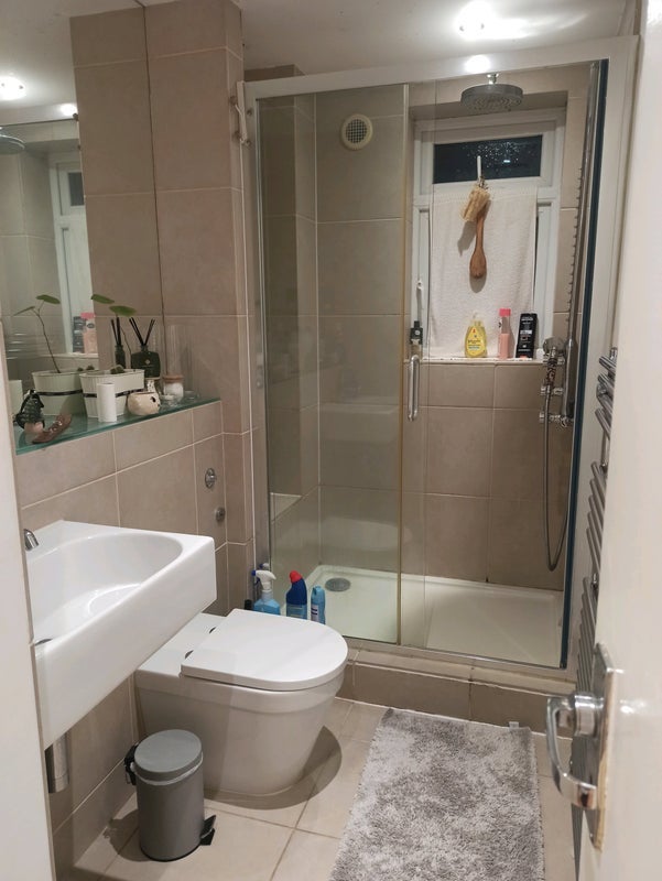 Room Portelet Road in Greater London
