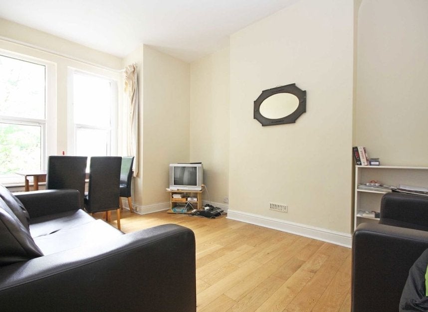 Flat Shinfield Street in Greater London