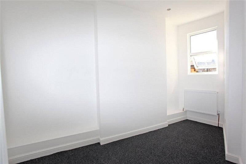 Flat High Road Woodford Green in Greater London