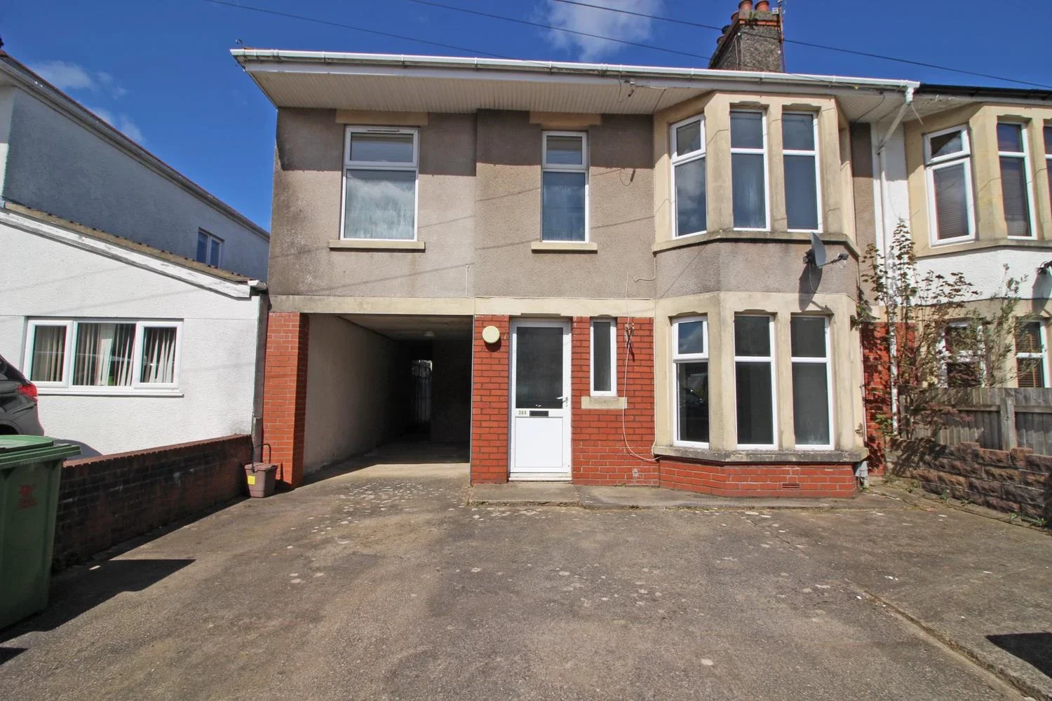 Flat Tŷ'n Y Pwll Road in Cardiff County