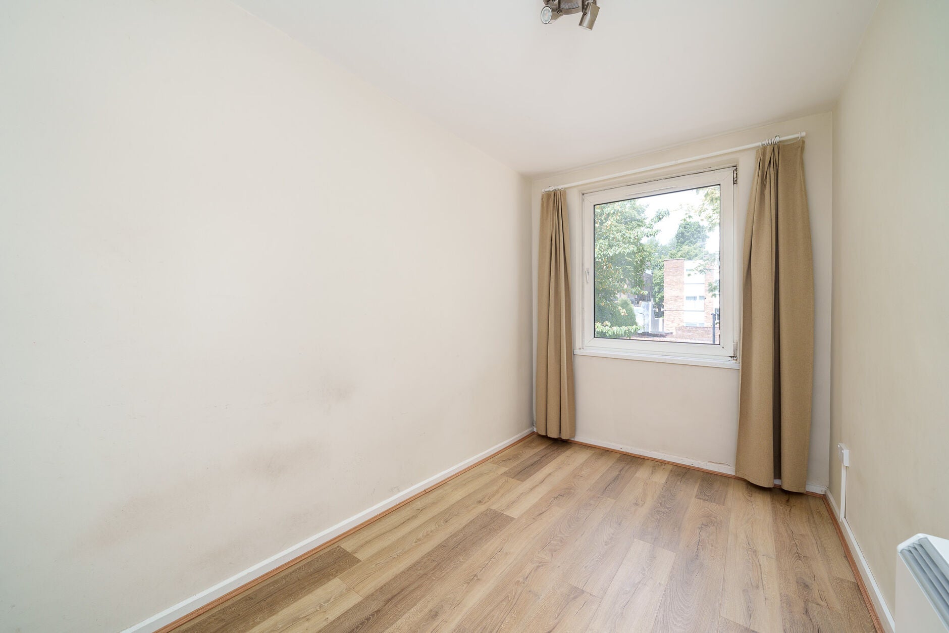 Flat Goldhawk Road in Greater London