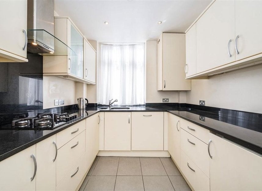 Flat Cornwall Gardens in Greater London