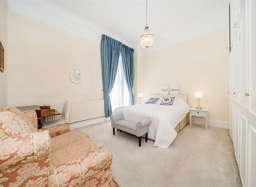 Flat Cornwall Gardens in Greater London