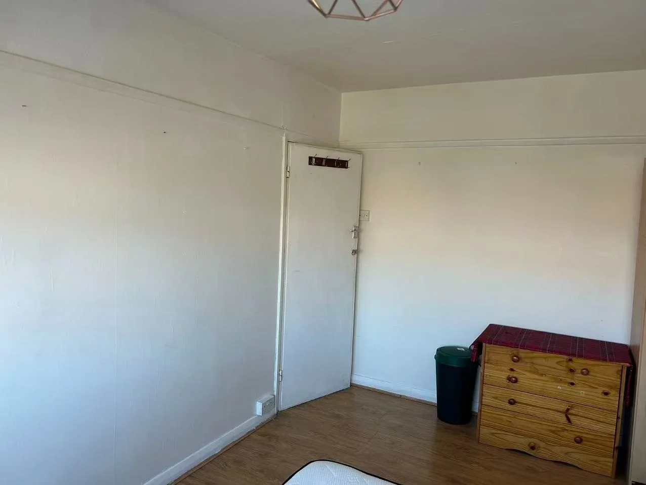 Room Spencer Road in Greater London