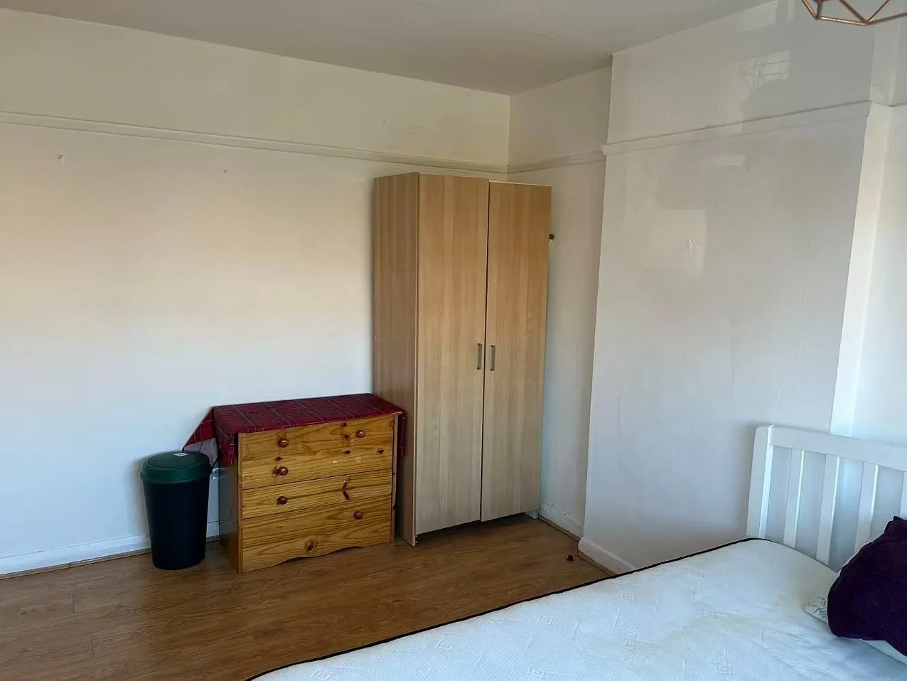 Room Spencer Road in Greater London
