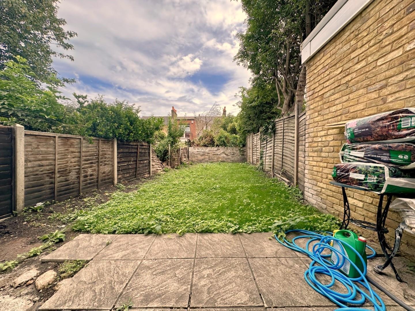 Flat Nutcroft Road in Greater London