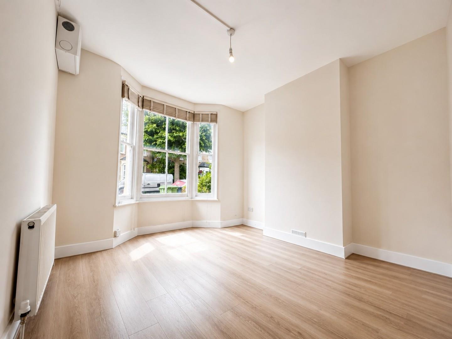 Flat Nutcroft Road in Greater London