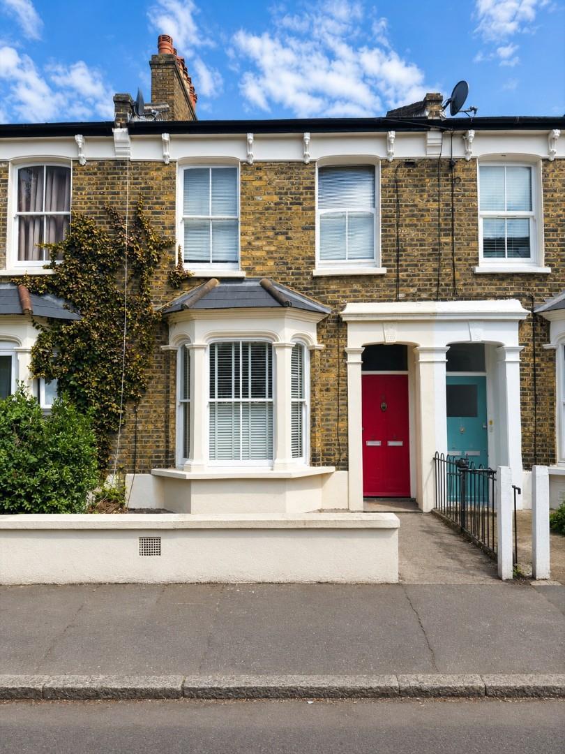 Flat Nutcroft Road in Greater London