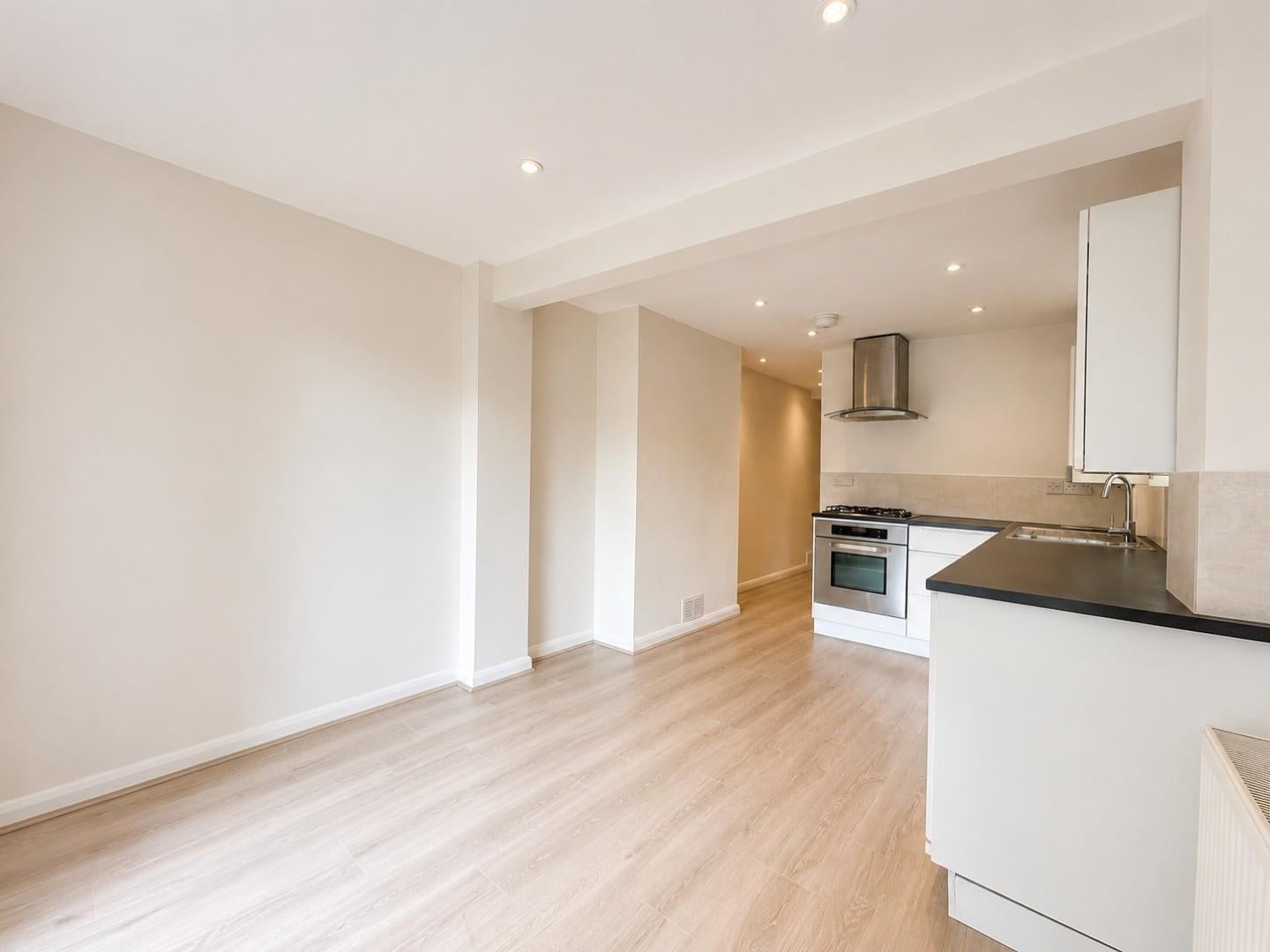 Flat Nutcroft Road in Greater London