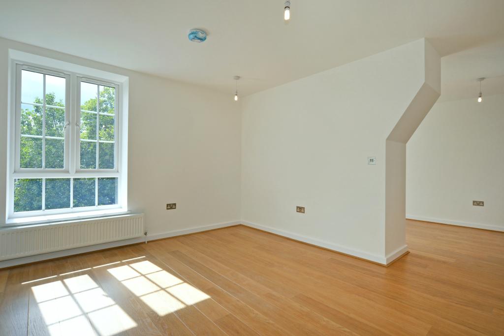 Flat Albrighton Road in Greater London