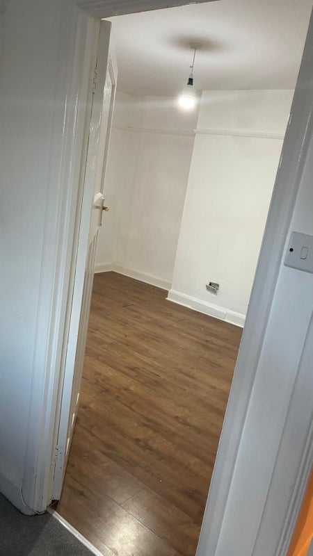 Room Lynwood Avenue in Slough