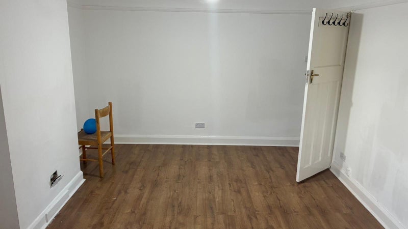 Room Lynwood Avenue in Slough