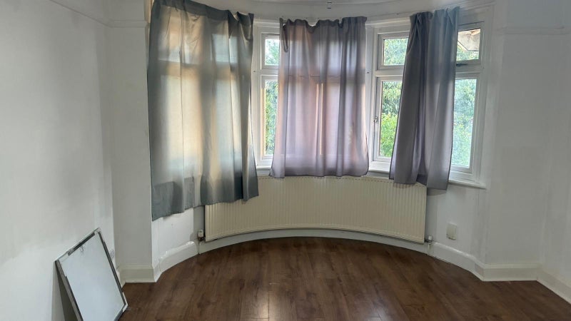 Room Lynwood Avenue in Slough
