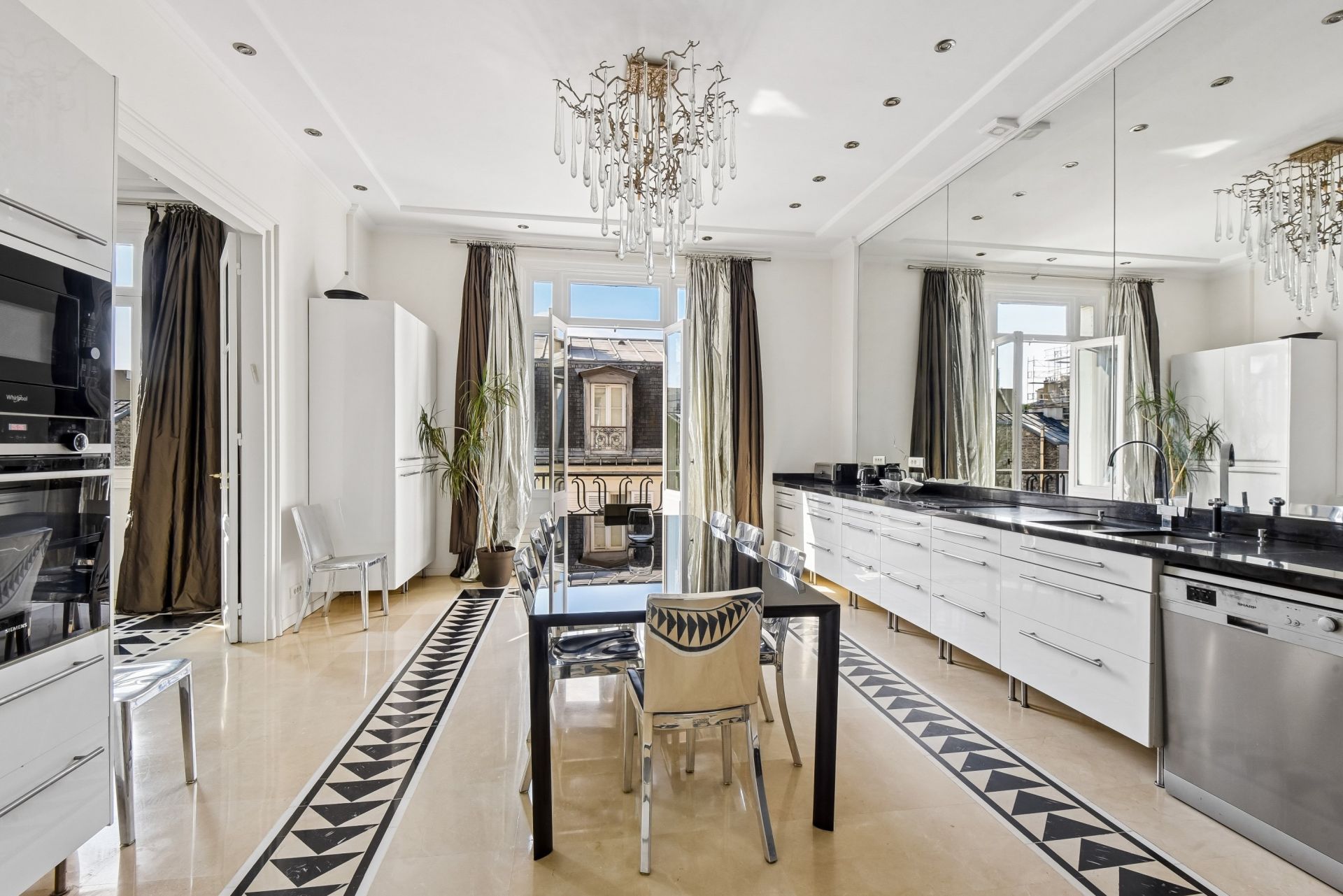 Flat Avenue Paul Doumer in Paris