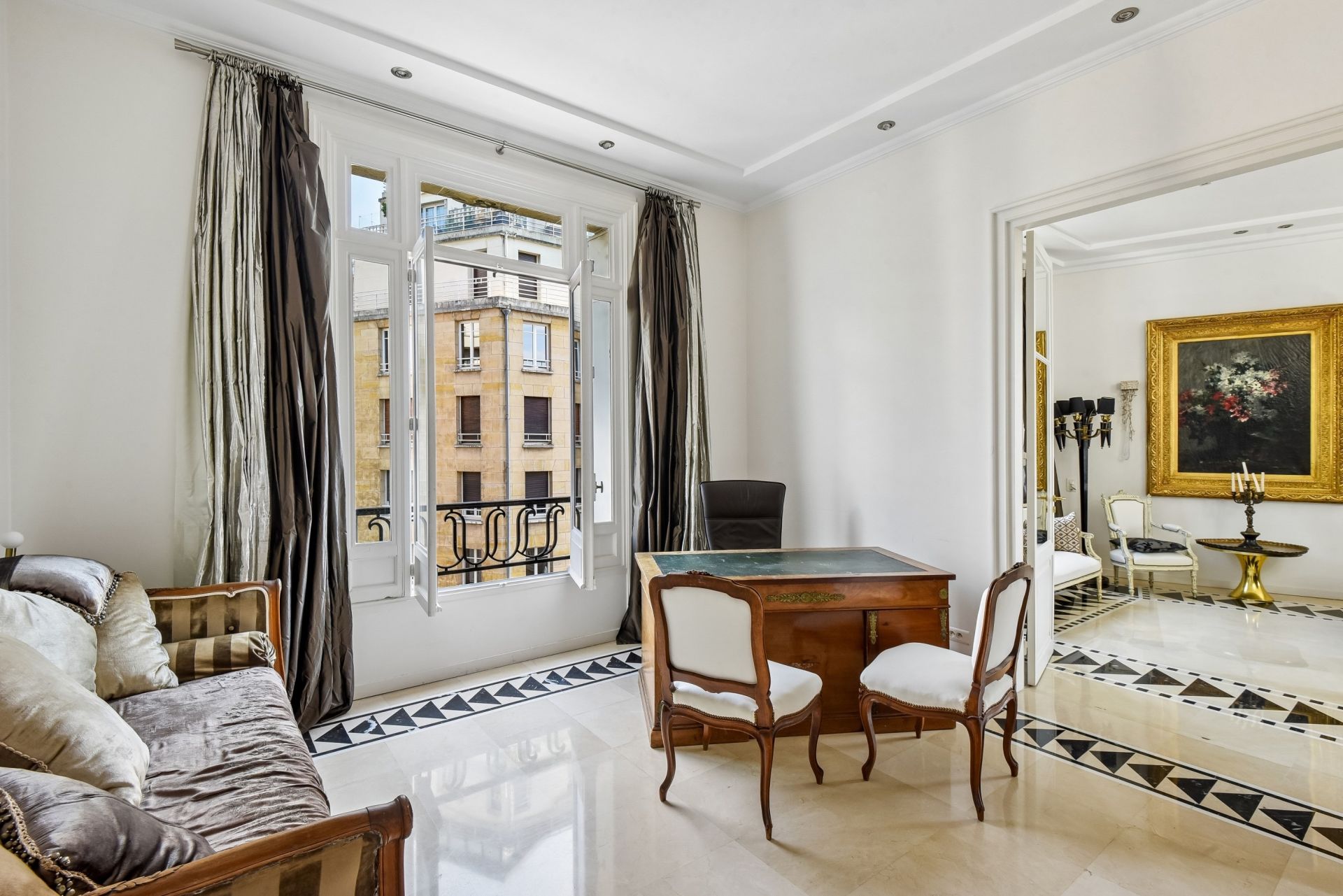 Flat Avenue Paul Doumer in Paris