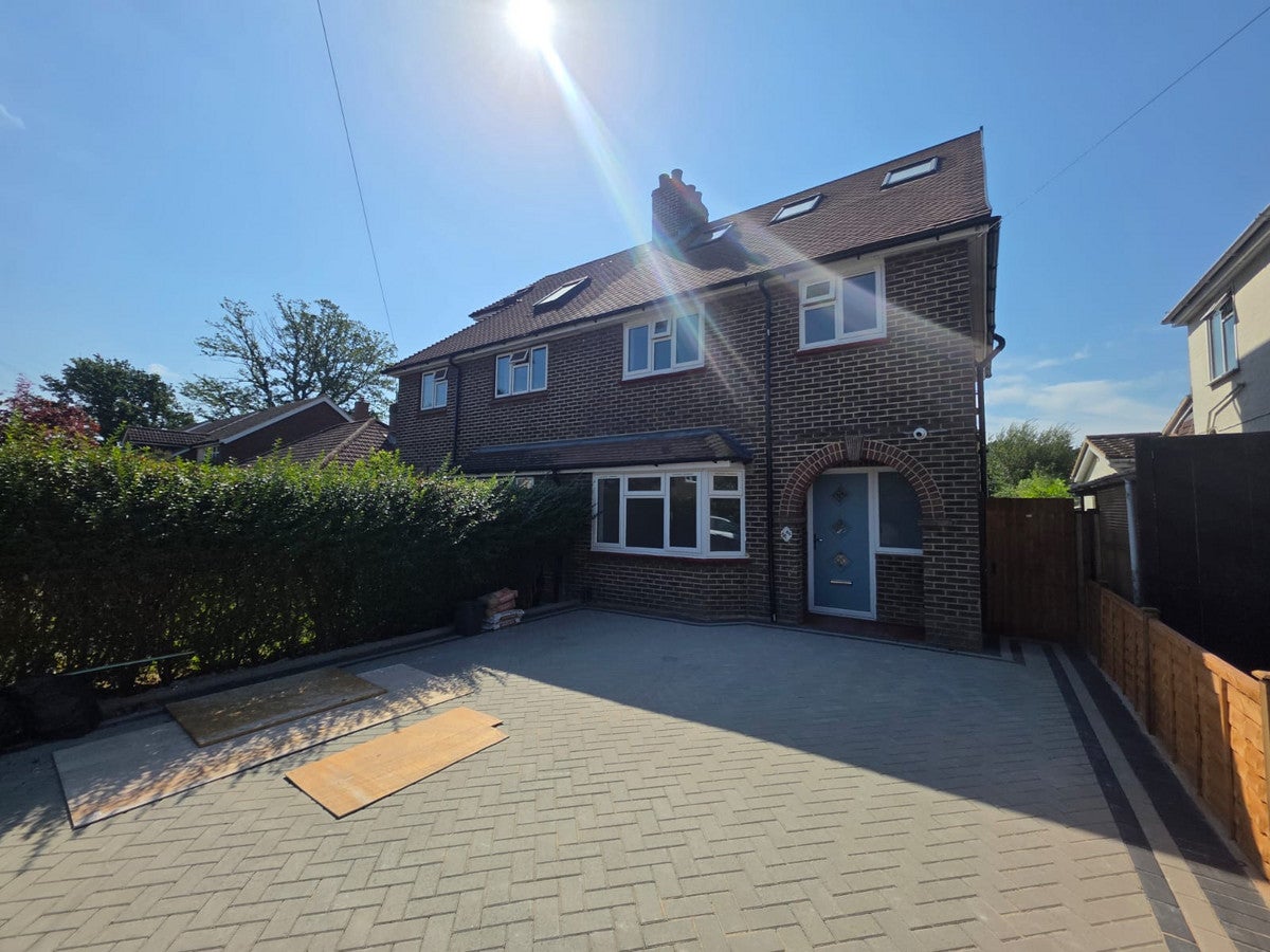 Room Avenue Gardens in Reigate and Banstead