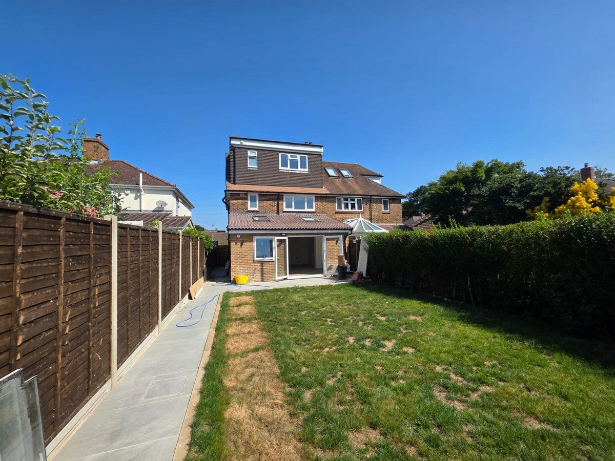 Room Avenue Gardens in Reigate and Banstead