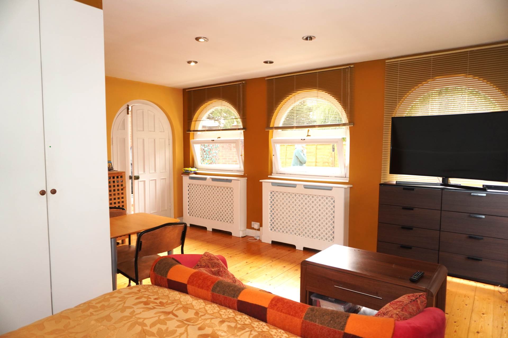 Flat Mellitus Street in Greater London