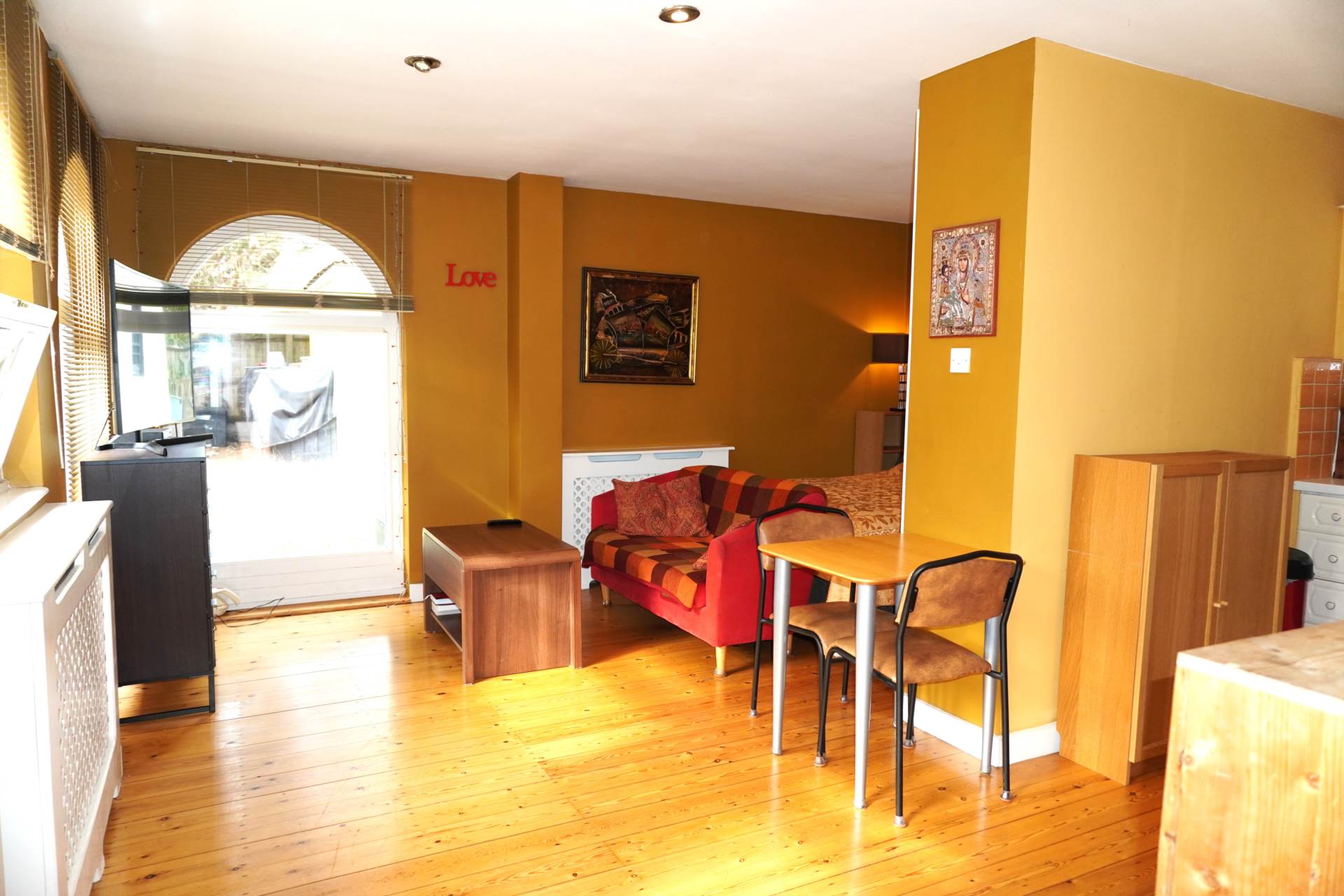 Flat Mellitus Street in Greater London