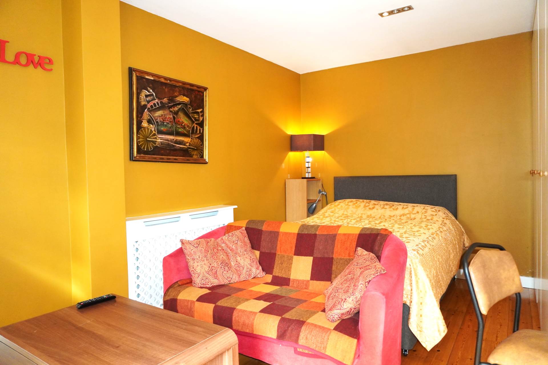 Flat Mellitus Street in Greater London