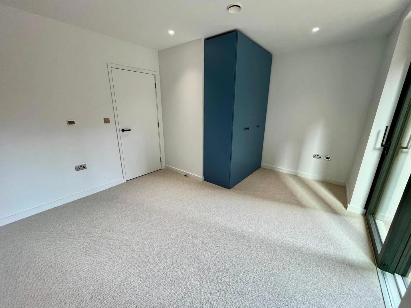 Flat Chandlers Avenue in Greater London