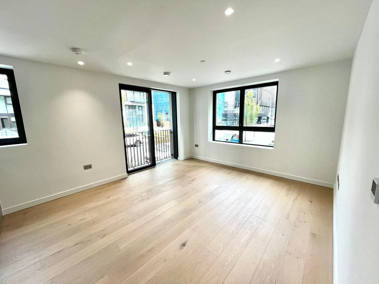 Flat Chandlers Avenue in Greater London
