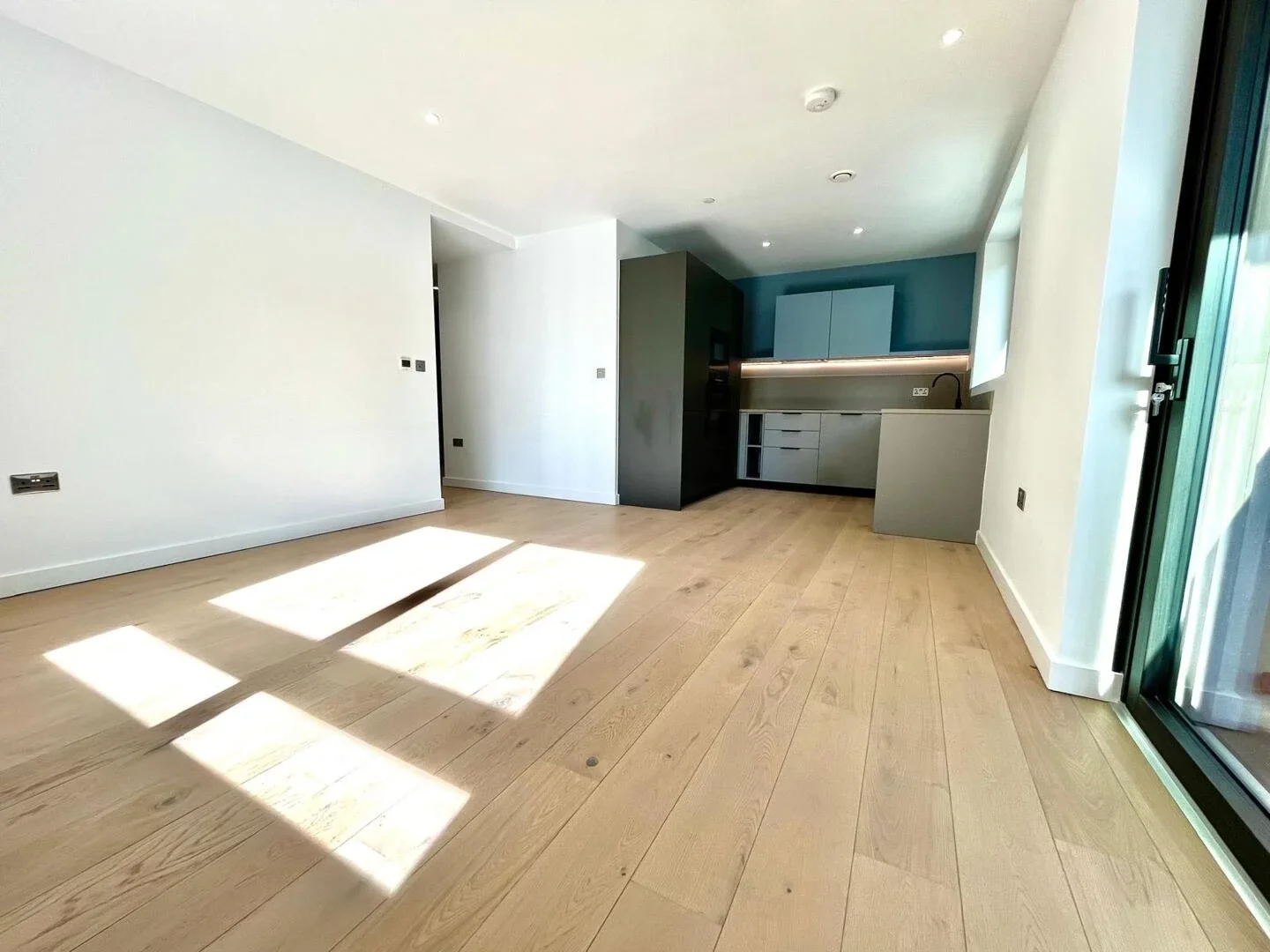 Flat Chandlers Avenue in Greater London