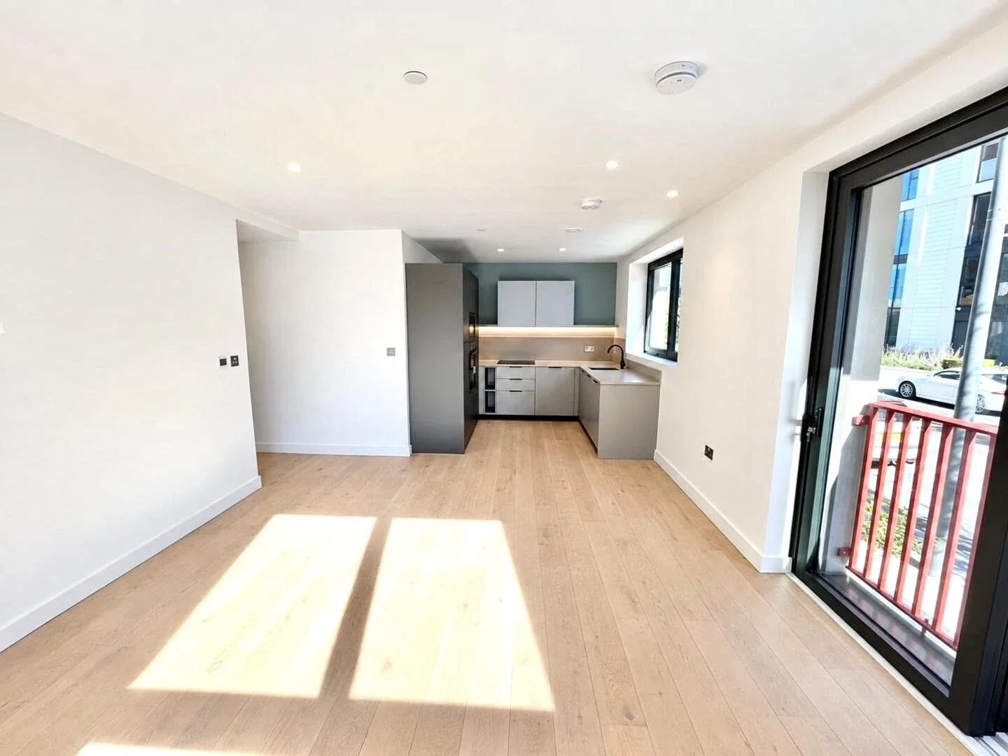Flat Chandlers Avenue in Greater London