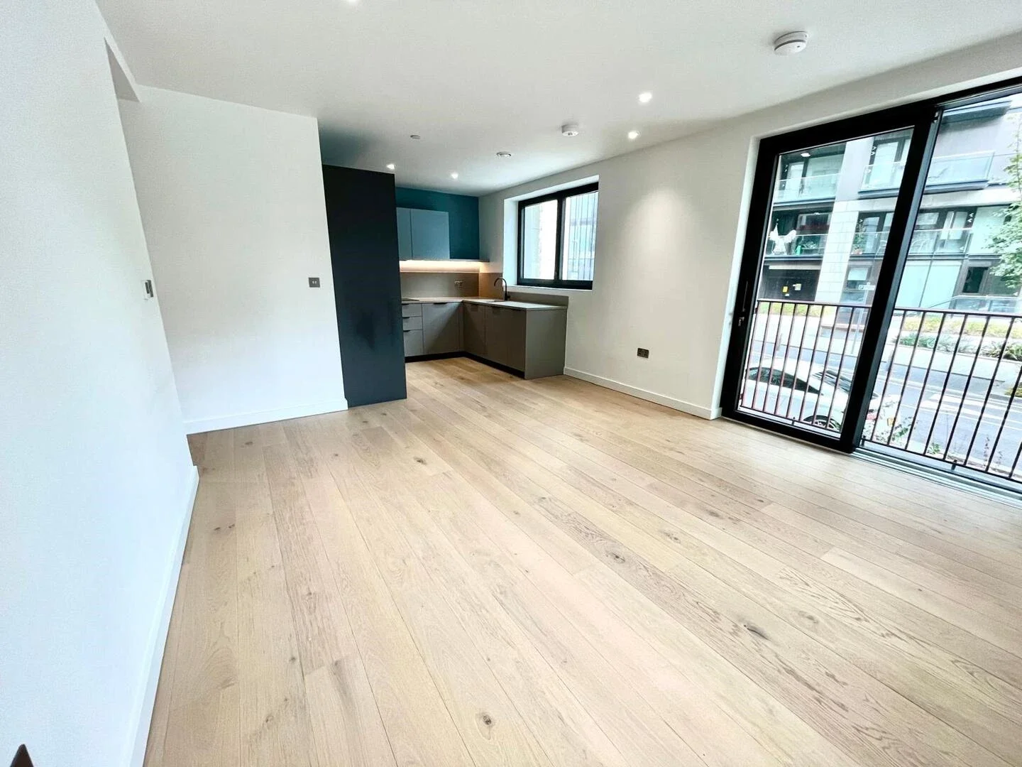 Flat Chandlers Avenue in Greater London