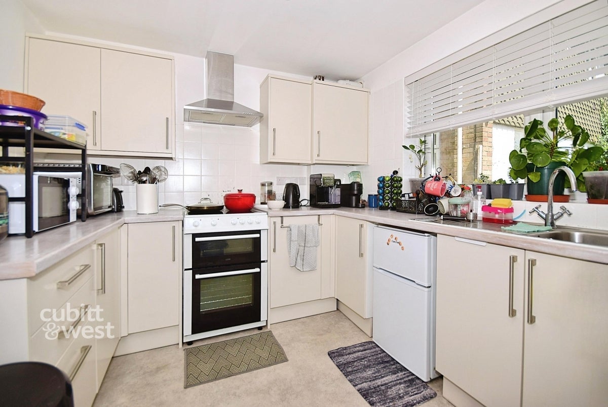 House Maude Close in Folkestone and Hythe District