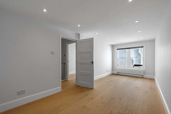 Flat Spa Fields Lane in Greater London