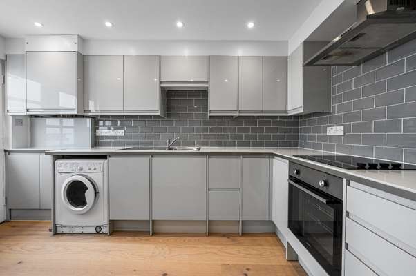 Flat Spa Fields Lane in Greater London