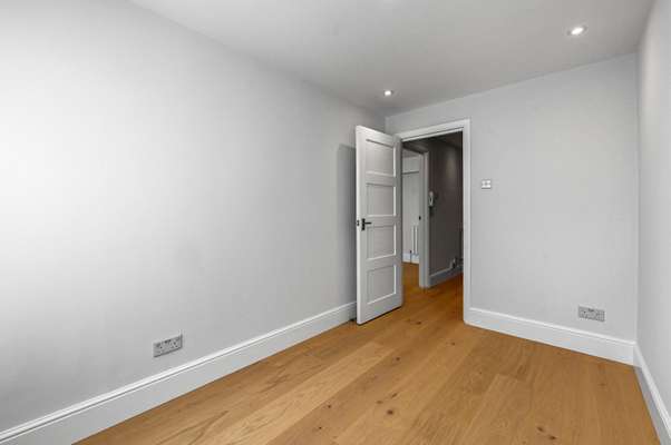 Flat Spa Fields Lane in Greater London