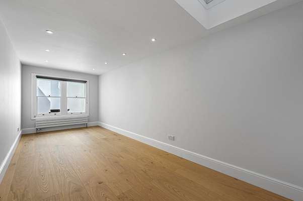 Flat Spa Fields Lane in Greater London