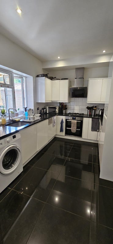 Room Brook Avenue in Greater London
