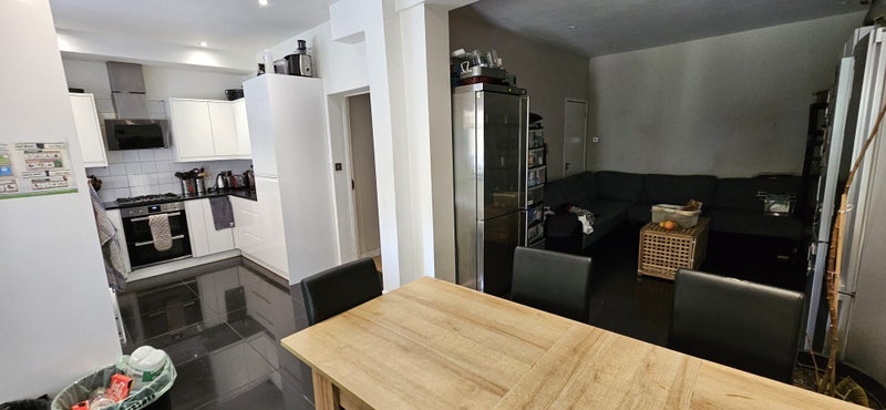 Room Brook Avenue in Greater London