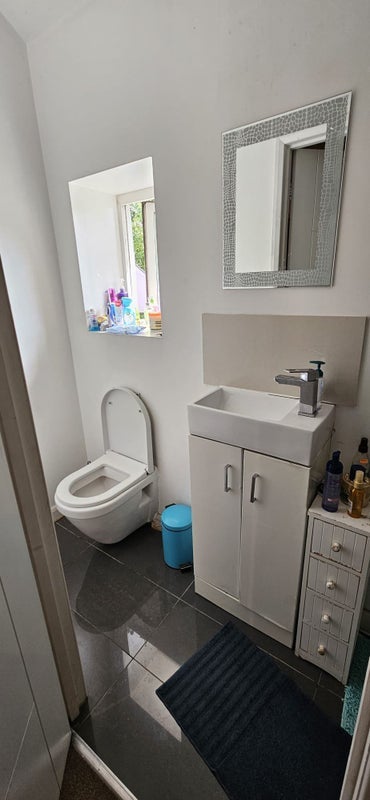 Room Brook Avenue in Greater London