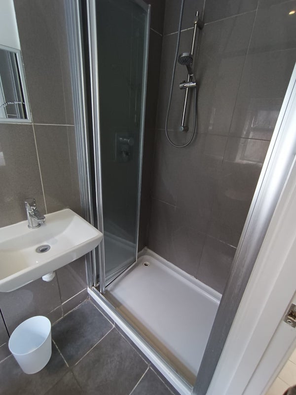 Room Brook Avenue in Greater London