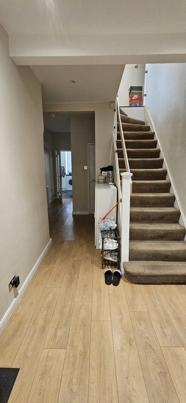 Room Brook Avenue in Greater London