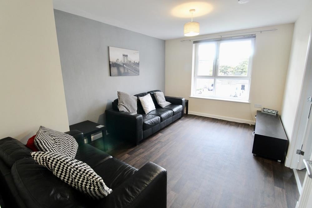 Flat Urquhart Court in London
