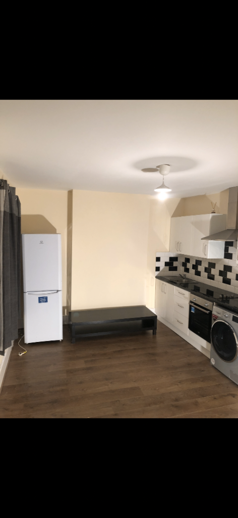 Flat Spencer Road in Greater London